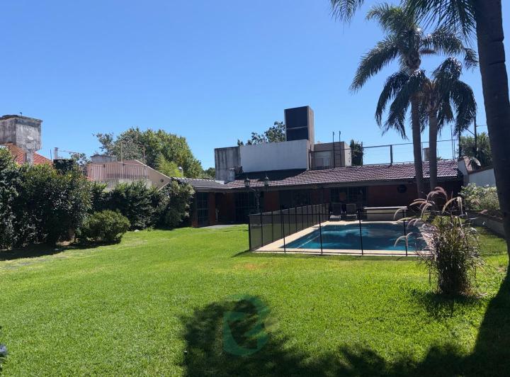 Casa · 300m² · 5 Ambientes · 6 Cocheras