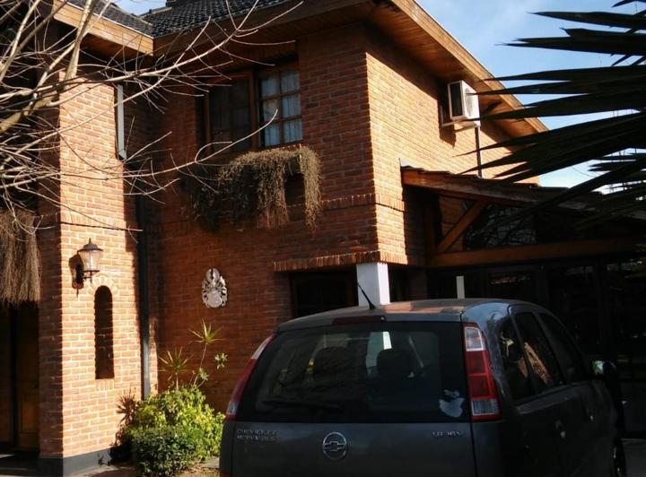 Casa · 230m² · 4 Ambientes · 6 Cocheras