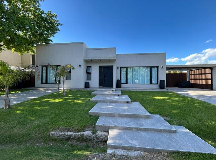 Casa · 175m² · 5 Ambientes · 6 Cocheras
