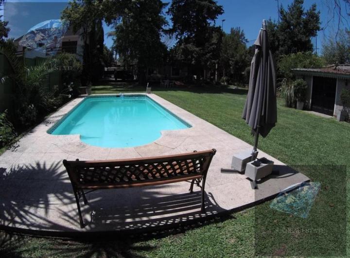 Casa · 1040m² · 4 Ambientes · 7 Cocheras
