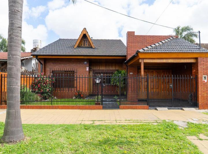 Casa · 240m² · 6 Ambientes · 3 Cocheras