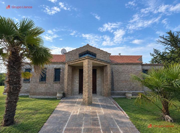 Casa · 330m² · 6 Ambientes · 1 Cochera
