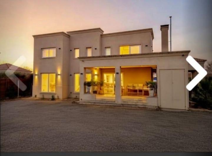 Casa · 290m² · 4 Dormitorios · 2 Cocheras