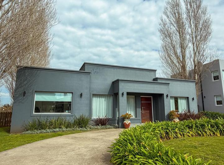 Casa · 600m² · 4 Ambientes · 3 Cocheras