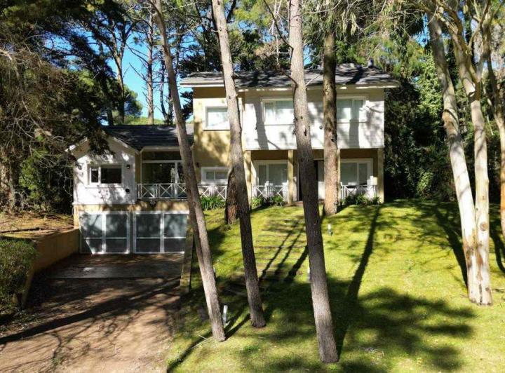 Casa · 196m² · 5 Ambientes · 1 Cochera