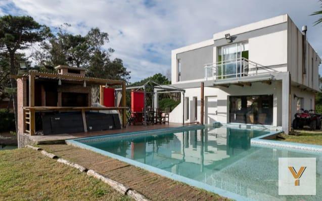 Casa · 230m² · 4 Ambientes · 4 Cocheras