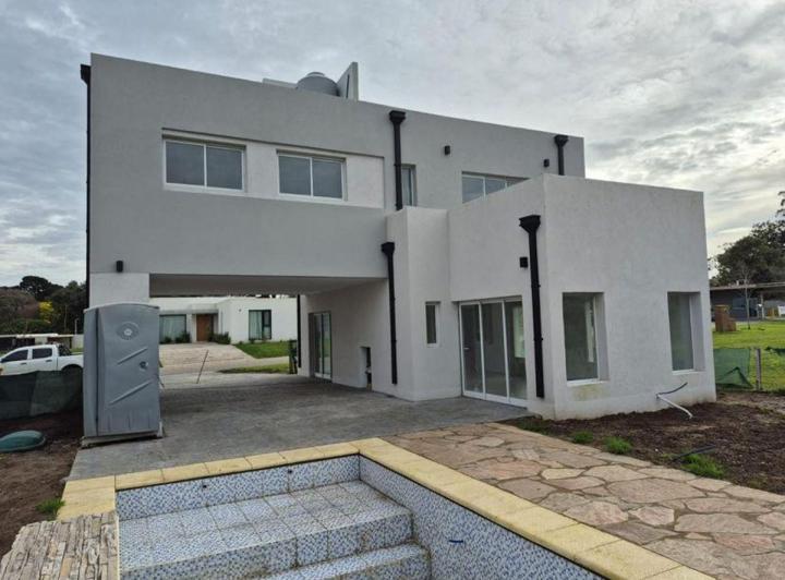 Casa · 190m² · 4 Ambientes · 4 Cocheras