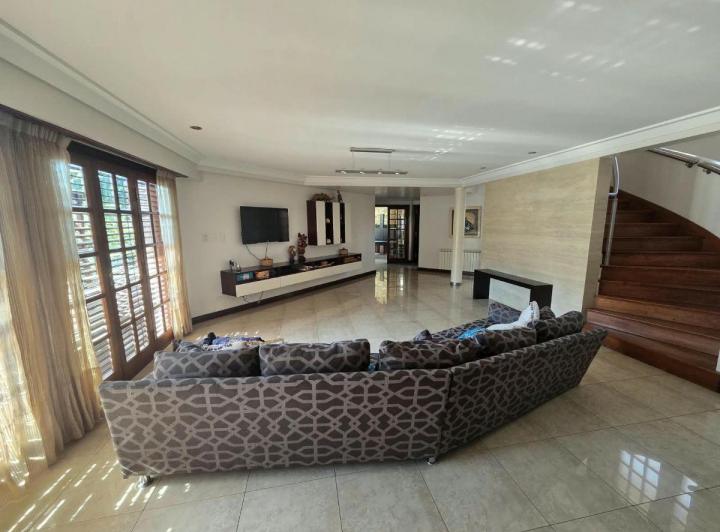 Casa · 633m² · 6 Ambientes · 4 Cocheras