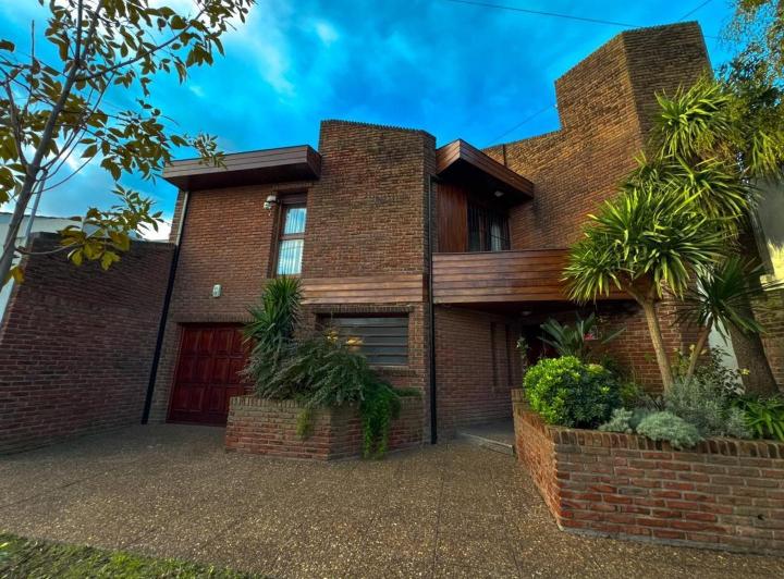 Casa · 140m² · 4 Ambientes · 1 Cochera