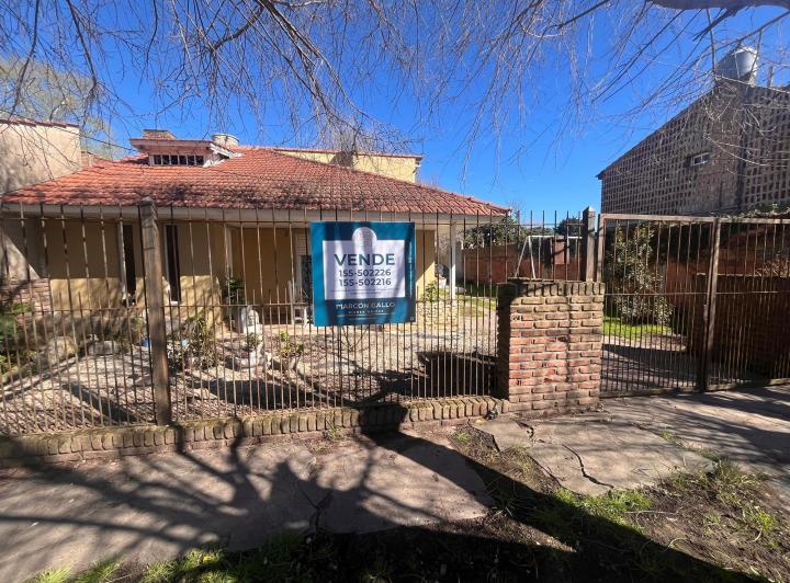 Casa · 211m² · 5 Dormitorios · 3 Cocheras
