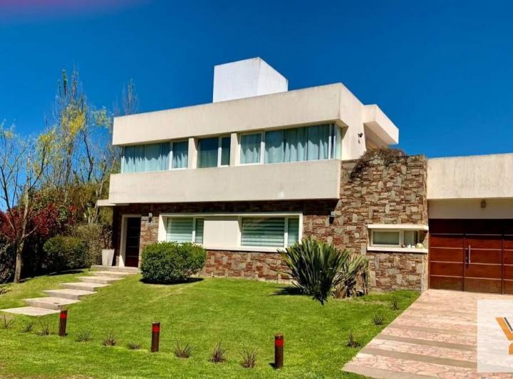 Casa · 260m² · 6 Ambientes