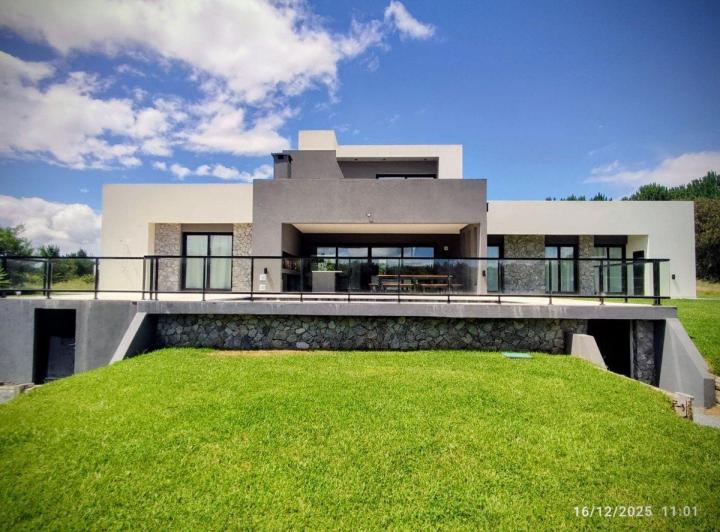 Casa · 300m² · 6 Ambientes