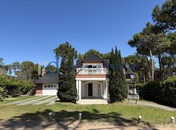 Casa · 286m² · 6 Ambientes · 1 Cochera