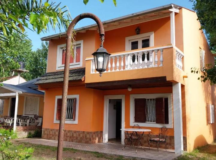 Casa · 130m² · 6 Ambientes · 4 Cocheras