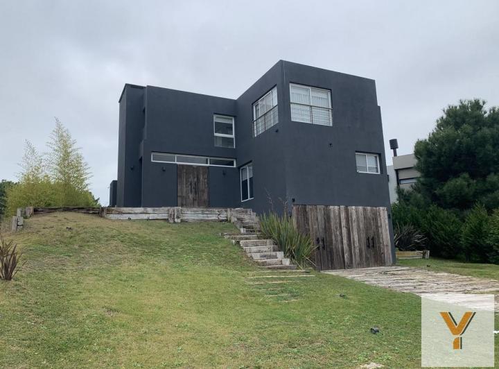 Casa · 200m² · 6 Ambientes