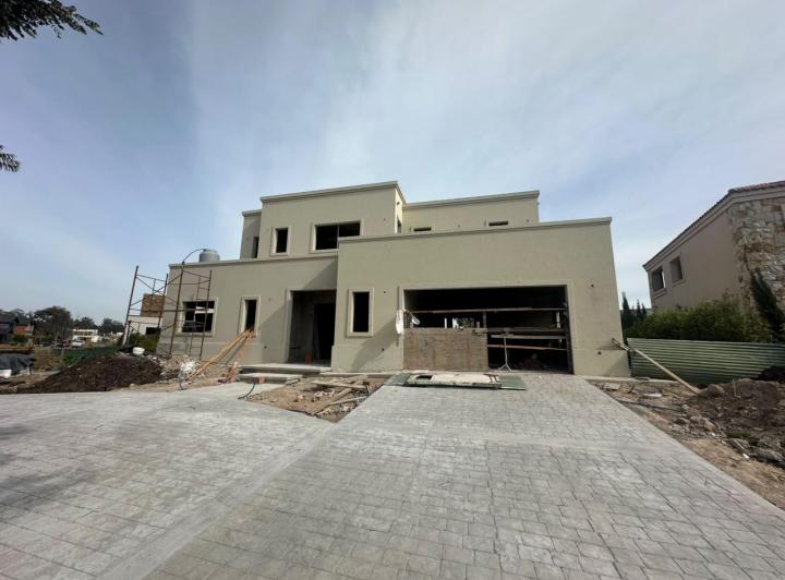 Casa · 282m² · 5 Ambientes · 1 Cochera
