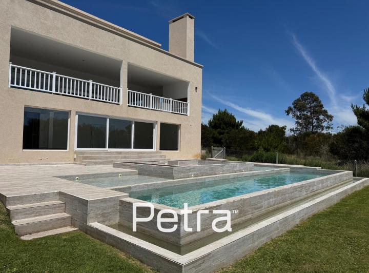 Casa · 417m² · 7 Ambientes · 2 Cocheras