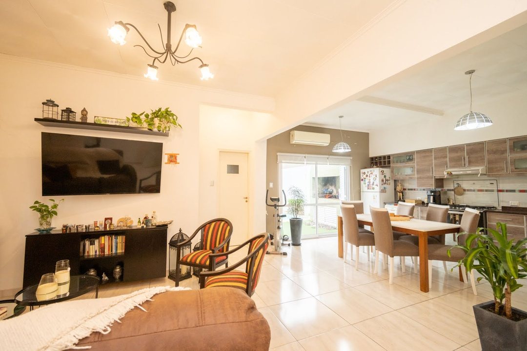 HERMOSA CASA CON PATIO, PILETA Y GRAN POTENCIAL
