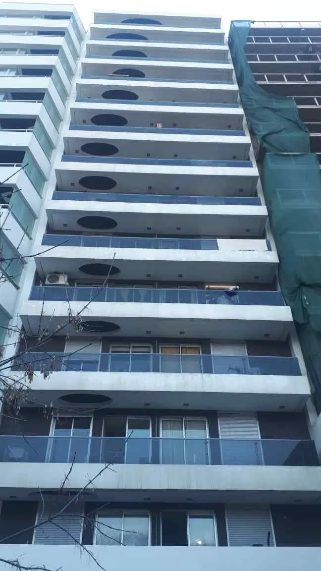 Excelente ubicación, frente al Parque Sarmiento, a metros de las escalinatas.