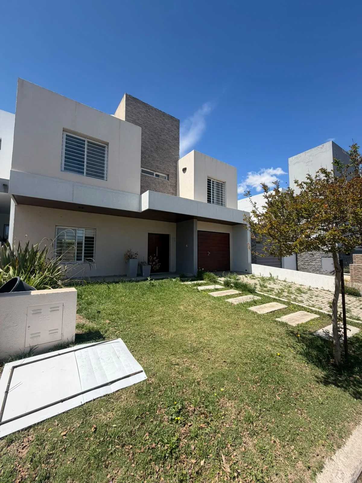 HERMOSA CASA EN VENTA EN MIRADORES 1
