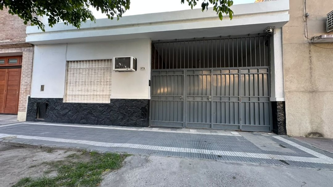 VENTA DE CASA 4 AMBIENTES CON PILETA A ESTRENAR
