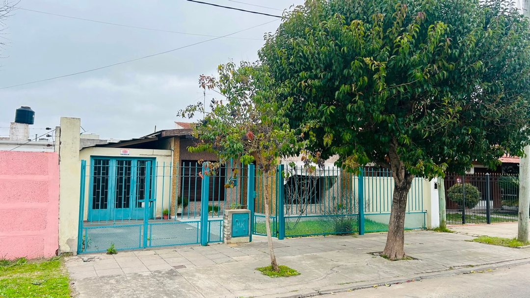 CASA 2 DORMITORIOS EN VENTA BERISSO CON COCHERA