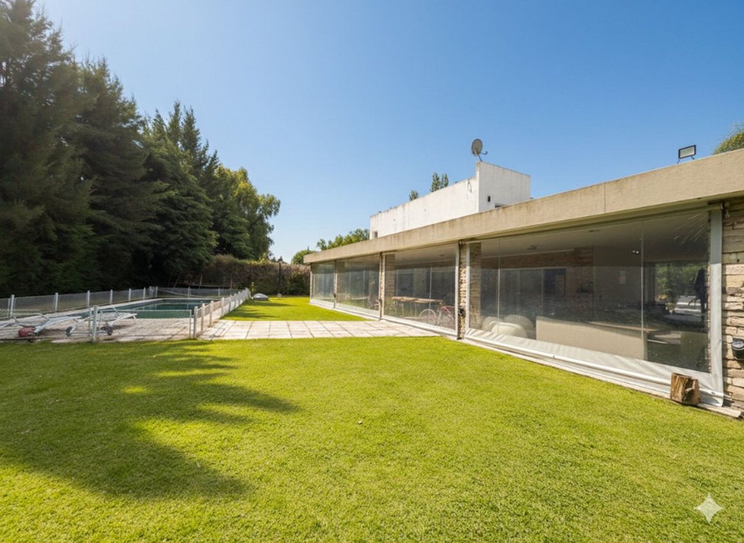 CASA 7 AMBIENTES EN VENTA B. MALIBU, CON PILETA