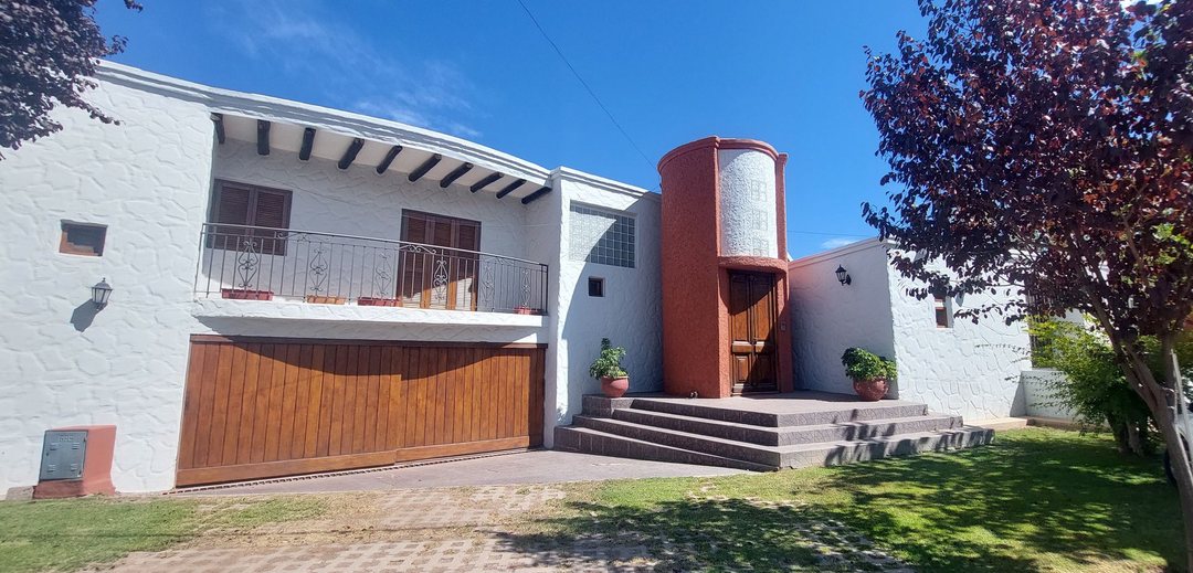 CASA EN VENTA EN EL CORAZÓN DE CHACRAS DE CORIA