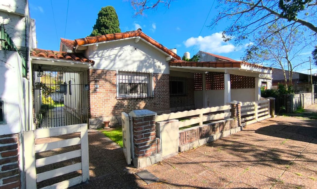 CASA 3 DORMITORIOS CON COCHERA Y PATIO BANFIELD