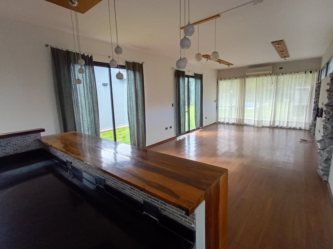 CASA 5 AMB con PILETA amplio Jardín