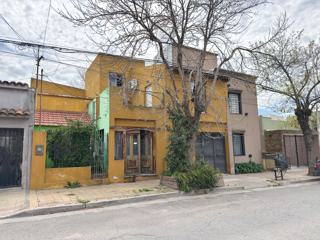 CASA SEMICENTRICA DE DOS DORMITORIOS, TANDIL.