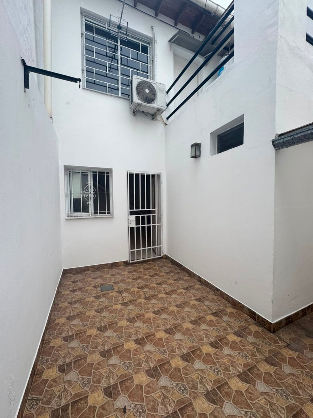 VENTA PH 2 AMBIENTES CON PATIO EN BANFIELD PERMUTA