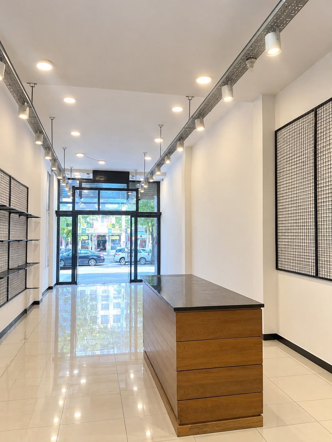 LOCAL COMERCIAL EN ALQUILER EN CALLE 8 LA PLATA