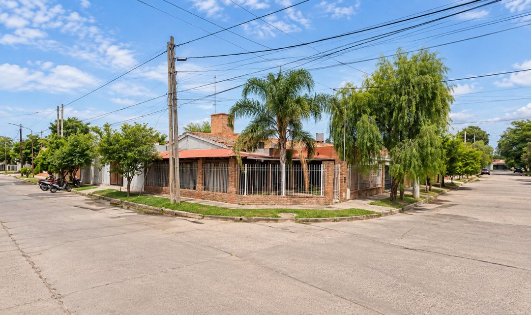 Casa Esquina con Pileta — Barrio Autonomía