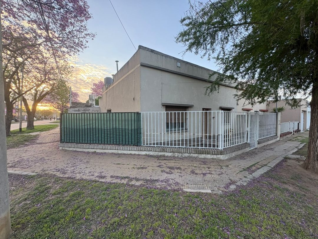 CASA EN VENTA DE 2 DORMITORIOS POR CALLE SARMIENTO