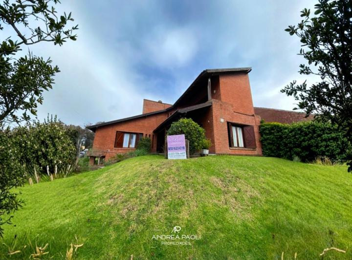 Casa · 260m² · 2 Dormitorios · 2 Cocheras