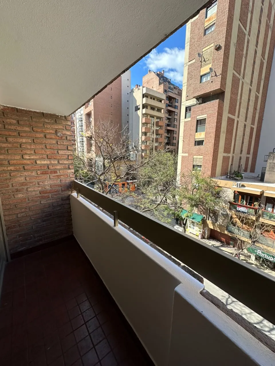 AMPLIO PISO AL FRENTE CON BALCON!