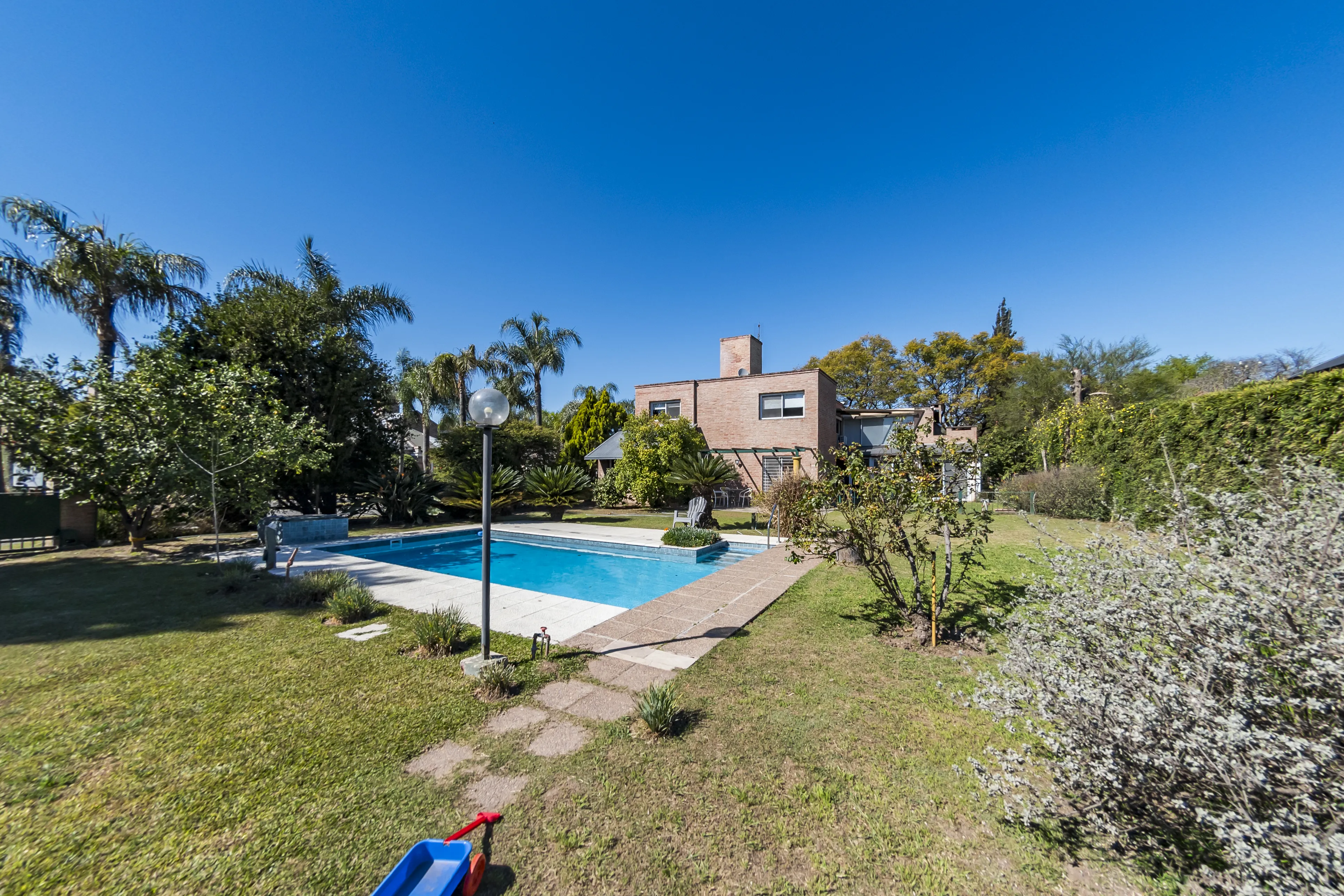 Casa en alquiler de 5 dormitorios, con pileta y galería cerrada — Country Jockey Club
