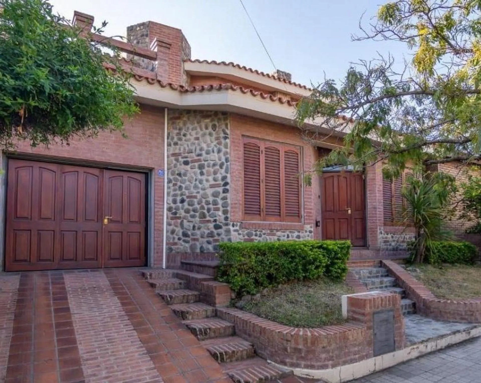 CASA B° LOMAS SAN MARTIN CÓRDOBA 4 DORMI APTO CREDITO ZONA NORTE COCHERA PATIO QUINCHO TERRAZA VENTA