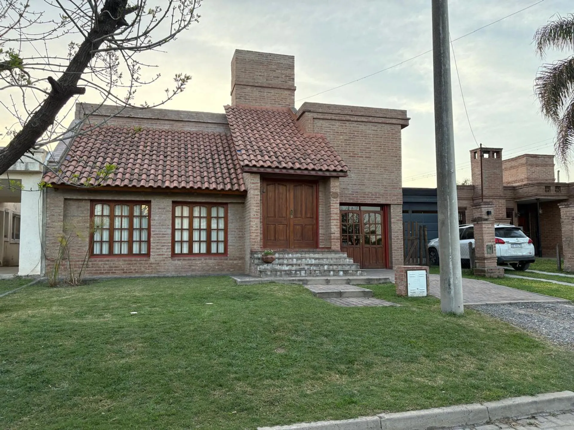 CASA PRADOS DE LA VILLA Bº CERRADO VILL ALLENDE CORDOBA 3 DORMI PILETA QUINCHO COCHERA VENTA