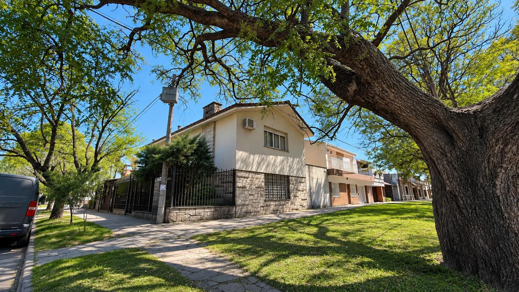 PARQUE VELEZ SARFIELD CASA 3 DORMITORIOS 3 BAÑOS -  VENTA  - APTO HIPOTECARIO