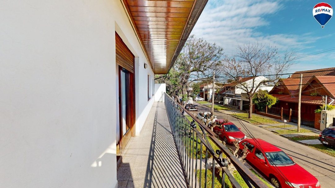 CASA 8 AMBIENTES EN VENTA EN BURZACO