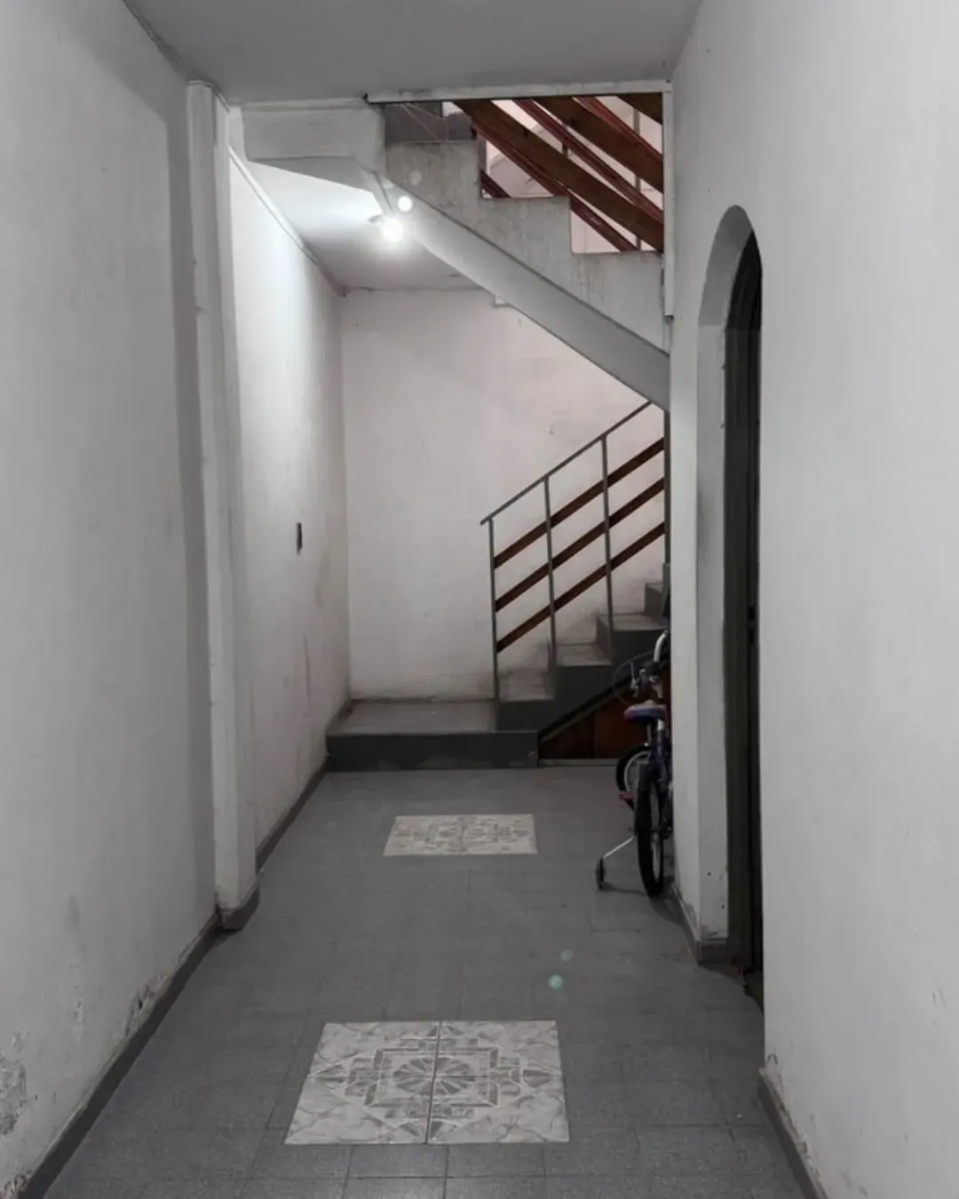 ALQUILER Casa 2 Dormitorios en Planta Alta con Cochera y Quincho - B° Villa Azalais