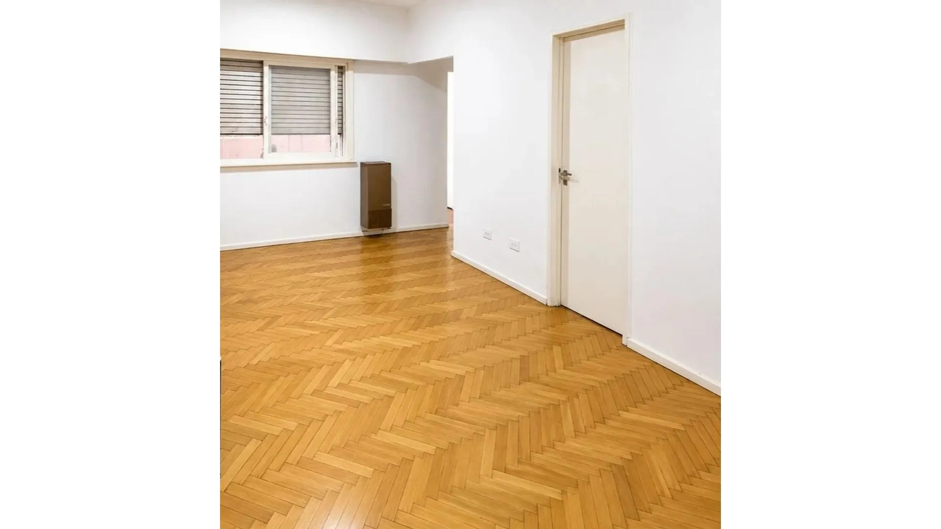 Ambiente reciclado con cocina independiente.