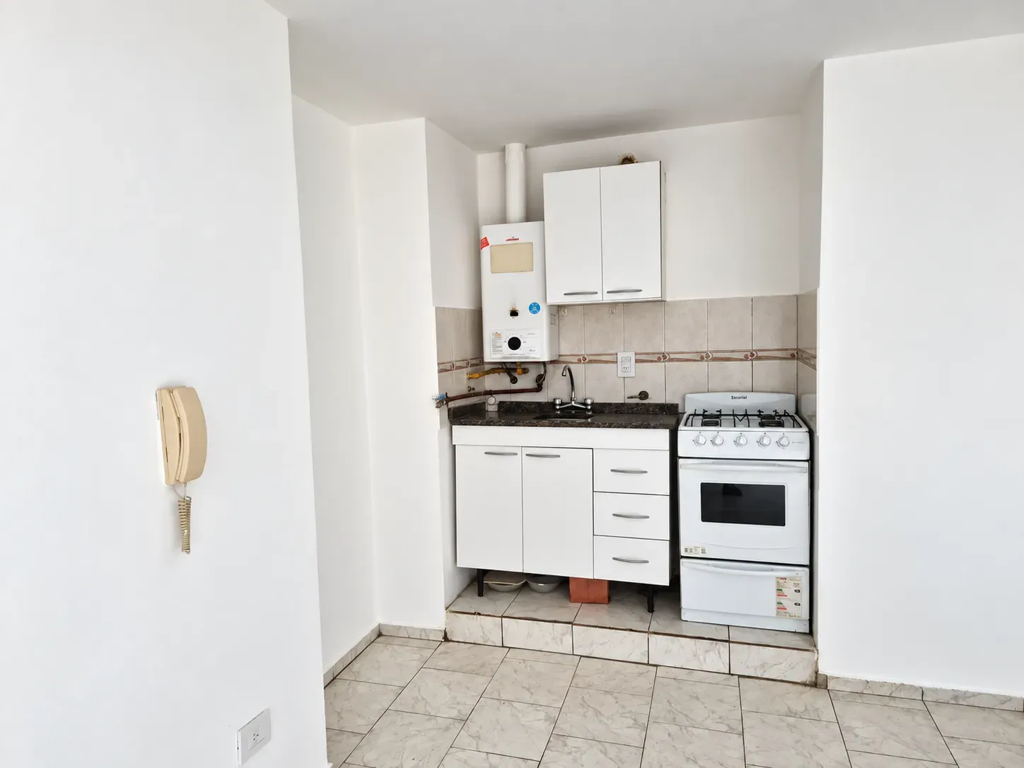 CENTRO  (Sarmiento y Maipú)  Alquilo Excelente Dpto 1 dormitorio