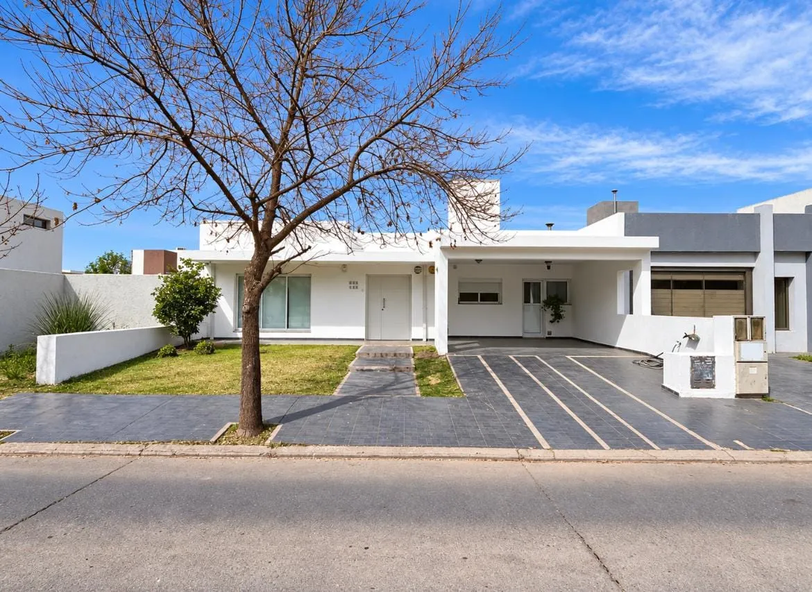 Casa en venta en Claros del Bosque - una sola planta - buena distribución - lumi...