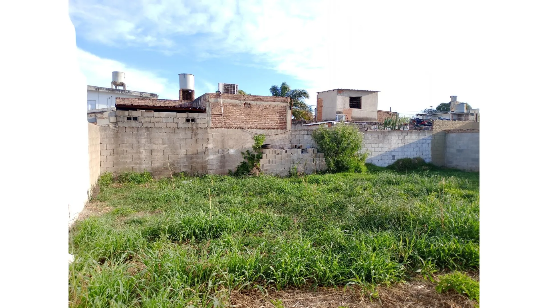 SE VENDE LOTE 302M2. C/ESCRITURA. A 2 CUADRAS AV. LA MADRID.
