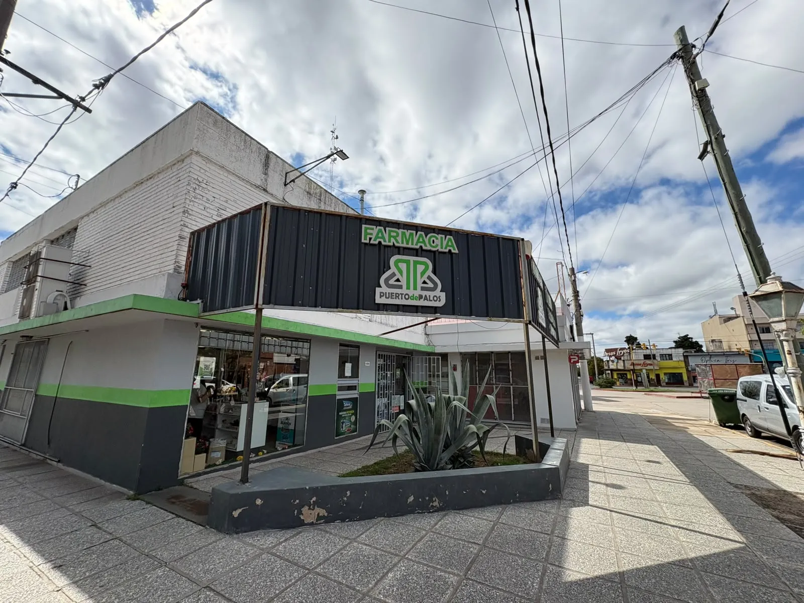 Vendo 2 Locales + Departamento 2 Dorm. + 2 Cocheras B° Res. América