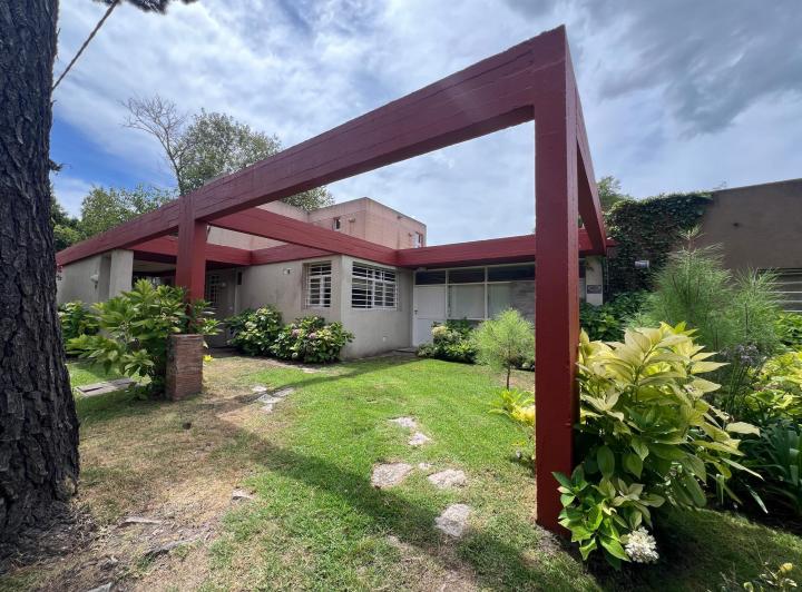 Casa · 240m² · 5 Ambientes · 2 Cocheras
