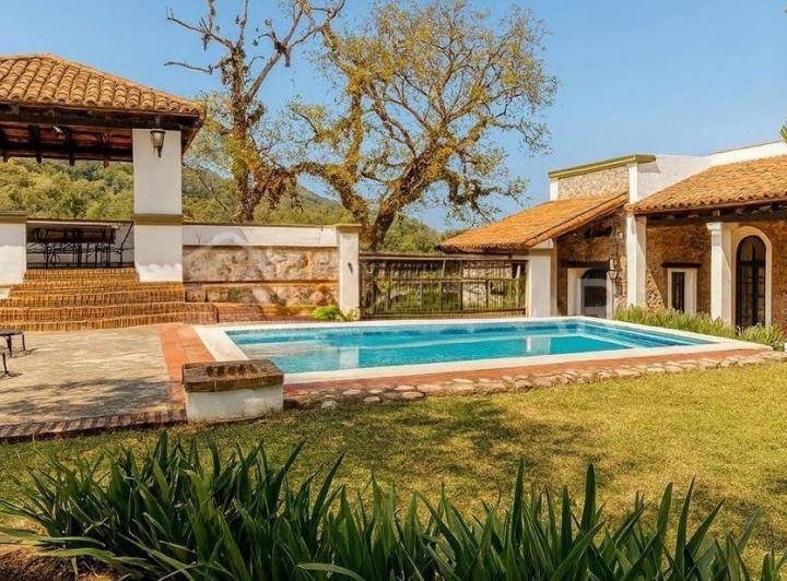 Casa · 360m² · 9 Ambientes · 3 Cocheras